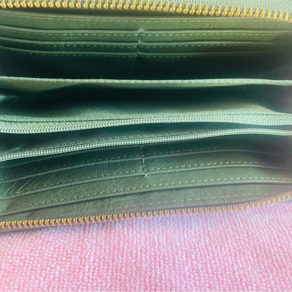 Green FOSSIL Wallet. - Picture 5 of 7